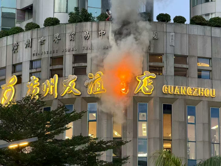 广州招牌起火敲响警钟！户外发光字别成“火源”，这6大隐患+3步维保，启达广告老安装师傅让您安全不踩坑